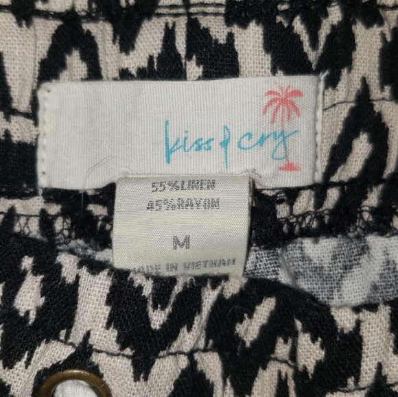 Kiss&Cry| Linen Blend Geometric Shorts with Pockets - Picture 2 of 5